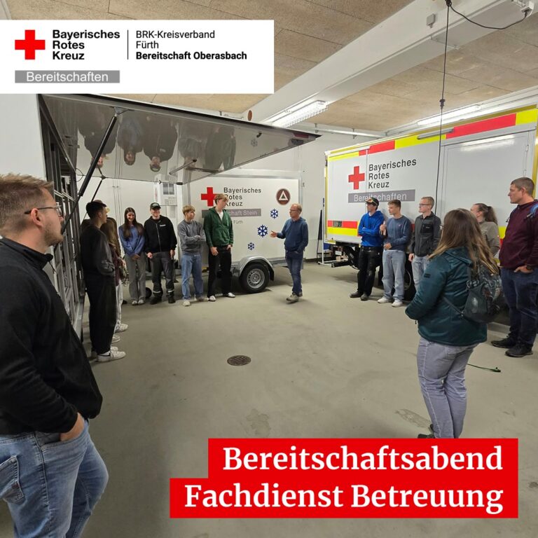 Mehr über den Artikel erfahren Gestern Abend wurde uns an unserem Bereitschaftsabend der Fachdienst Betreuung des @brk_stein vorgestellt. Konkret ging es um die verschiedenen Einheiten und Fahrzeuge, das besondere Ausrückschema im Stadtgebiet und Landkreis Fürth und die Bestückung der Fahrzeuge. Der Betreuungsdienst ist eine wichtige Aufgabe der BRK Bereitschaften. Er kümmert sich ungleich zum Sanitätsdienst nicht um Verletzte sondern um Betroffene, also Menschen die körperlich unversehrt sind, aber beispielsweise auf Grund von einem Brandgeschehen in einem Hochhaus nun vorübergehend nicht zuhause an hab und Gut kommen. Er sorgt für eine temporäre Unterkunft, Verpflegung und deckt die Grundbedürfnisse der Betroffenen ab.