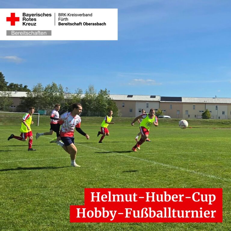 Mehr über den Artikel erfahren Heute hatten wir die Ehre, zum Helmut-Huber-Cup in Feucht eingeladen zu sein. Wir haben gegen insgesamt 4 verschiedene Mannschaften gespielt, was ein wahres Turnier-Feuerwerk war! Die Teams, gegen die wir antraten, waren Die Ballschubser (1. Mannschaft @brknuernberg ), Die Ballschubser (2. Mannschaft @brknuernberg ), @brkansbach  und @roteskreuznuernbergerland . Wir haben unser Bestes gegeben und am Ende einen großartigen 2. Platz erreicht! Wir sind super stolz auf unsere Leistung und können es kaum erwarten, das nächste Turnier zu bestreiten! Vielen Dank für die Einladung und die tolle Ausführung!