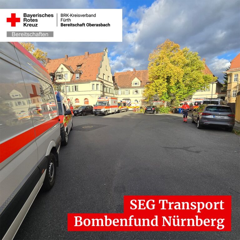 Mehr über den Artikel erfahren Einsatz der SEG Transport Land 1 nach Bombenfund in NürnbergAm heutigen Donnerstag wurde die Schnell-Einsatz-Gruppe (SEG) Transport Land 1 um 11:55 Uhr aufgrund eines Bombenfundes in Nürnberg alarmiert.Bereits kurze Zeit nach der Alarmierung trafen unser Krankentransportwagen (KTW) sowie der N-KTW unserer Kollegen des @brk_stein am Bereitstellungsplatz an der Großen Straße ein.Zunächst waren wir mit drei Einsatzkräften vor Ort. Ab 16:30 Uhr wurde unser Team durch eine vierte Einsatzkraft verstärkt.Nach einem langen und ereignisreichen Einsatztag endete unser Einsatz schließlich um 20:30 Uhr.Insgesamt konnten durch die SEG Transport 17 Patientinnen und Patienten transportiert werden.Im Anschluss haben wir dem öffentlich rechtlichen Rettungsdienst noch 2 Krankentransporte abgenommen.Ein herzliches Dankeschön an alle beteiligten Einsatzkräfte für die gute und kameradschaftliche Zusammenarbeit.
